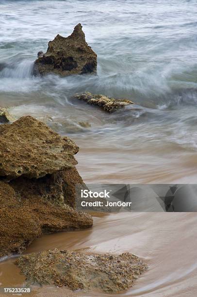 Niewyraźne Falach Oceanu Rock I Brązowy Plaży Piasek - zdjęcia stockowe i więcej obrazów Bez ludzi