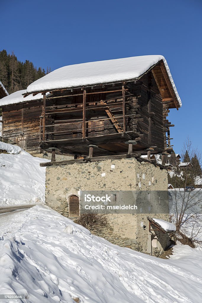 Szwajcarska alpine Chalet i wieś śniegiem - Zbiór zdjęć royalty-free (Alpy)