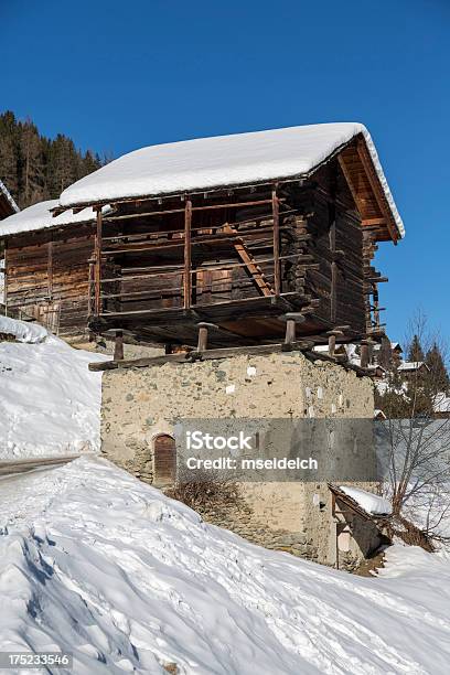 Szwajcarska Alpine Chalet I Wieś Śniegiem - zdjęcia stockowe i więcej obrazów Alpy - Alpy, Alpy Szwajcarskie, Bez ludzi