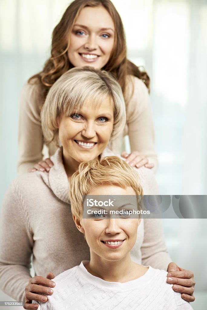 Madre de adultos con hijas - Foto de stock de 20-24 años libre de derechos