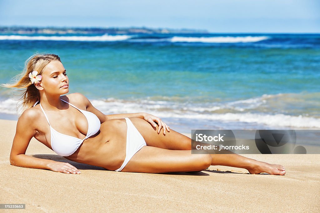 Atraente jovem mulher em biquíni branco na praia havaiano - Foto de stock de Praia royalty-free