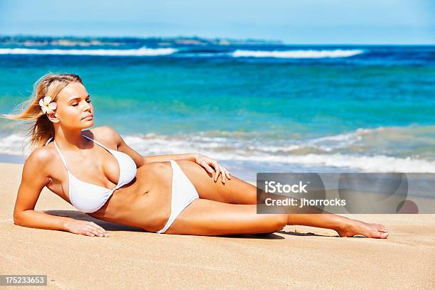 Foto de Atraente Jovem Mulher Em Biquíni Branco Na Praia Havaiano e mais fotos de stock de Praia