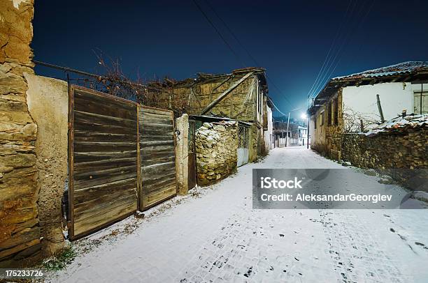 冬の旧市街 - 小道のストックフォトや画像を多数ご用意 - 小道, 玉石, 雪