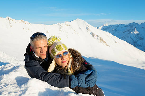 szczęśliwa para na szczyt góry - winter friendship france italy zdjęcia i obrazy z banku zdjęć