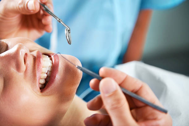 was für ein strahlendes lächeln! - dental care - dental equipment chair dentist office dentists chair stock-fotos und bilder