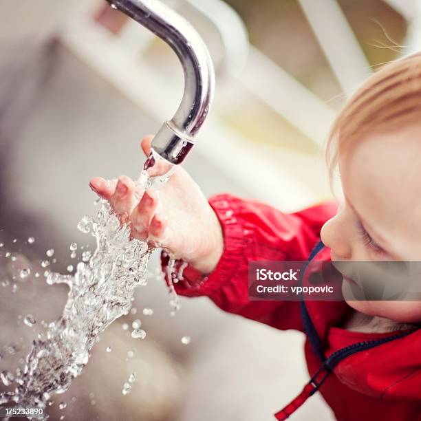 Criança Curiosa Sedento - Fotografias de stock e mais imagens de Brincar - Brincar, Criança, Torneira