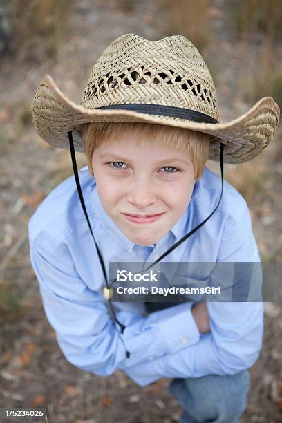 Photo libre de droit de Pré Garçon Adolescent Portant Chapeau De Cowboy banque d'images et plus d'images libres de droit de 10-11 ans - 10-11 ans, 12-13 ans, Agenouillé