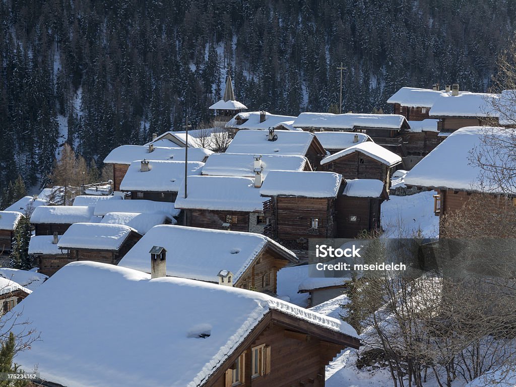 Chalet e Vila dos Alpes Suíços cobertos de neve - Foto de stock de Aldeia royalty-free