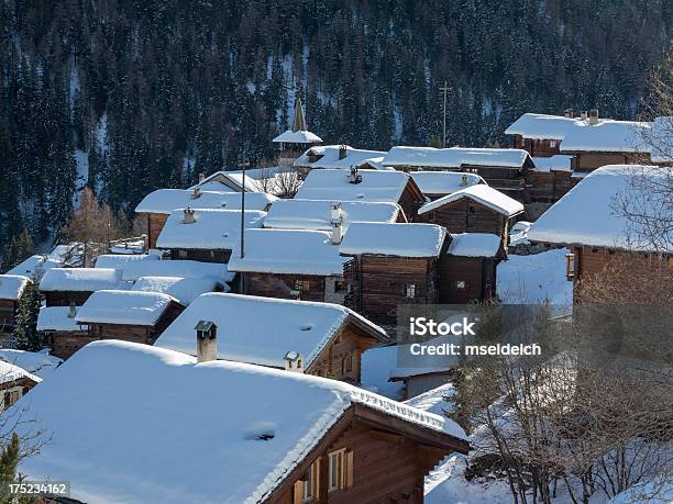 Foto de Chalet E Vila Dos Alpes Suíços Cobertos De Neve e mais fotos de stock de Aldeia - Aldeia, Alpes europeus, Alpes suíços