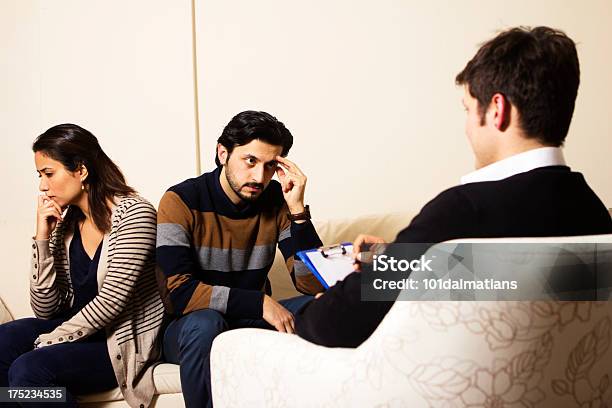 Consulenza Matrimoniale - Fotografie stock e altre immagini di Ambulatorio medico - Ambulatorio medico, Malumore, Adulto