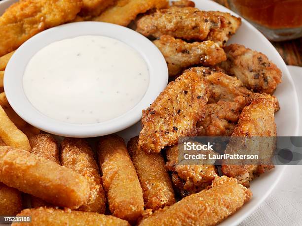 Festa De Alimentos - Fotografias de stock e mais imagens de Palitos de mozarela - Palitos de mozarela, Asa de Frango, Bandeja - Utensílio doméstico