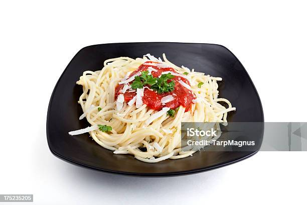 Spaghetti I Sos Pomidorowy - zdjęcia stockowe i więcej obrazów Bez ludzi - Bez ludzi, Białe tło, Czarny kolor