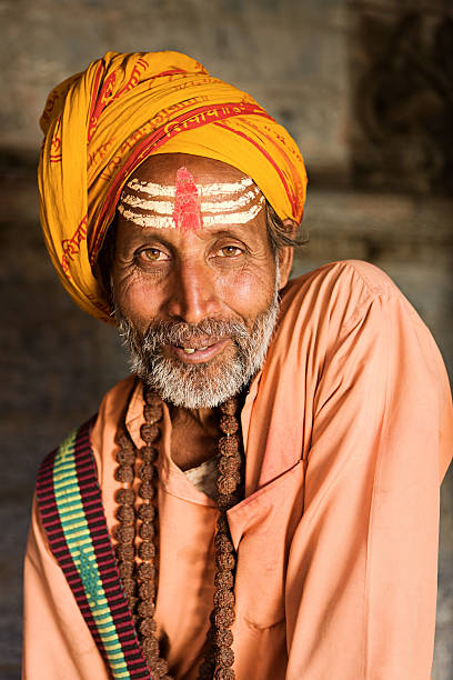 sadhu-indian holyman siedzi w temple - indian culture guru sadhu hinduism zdjęcia i obrazy z banku zdjęć