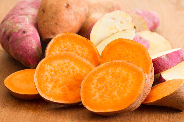 얇게 썬 황색 및 흰색 fleshed 얌은 이름이 - food sweet potato yam vegetable 뉴스 사진 이미지