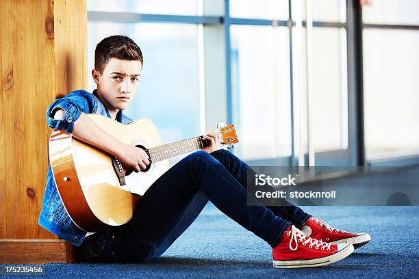 Tonos Adolescente Con Guitarra Sentado En Alfombra De Corredor Foto de stock y más banco de imágenes de 20 a 29 años