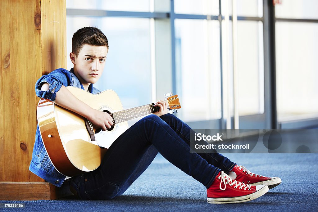 Стильные девушки с гитара, сидящая на ковре в холл - Стоковые фото 20-29 лет роялти-фри