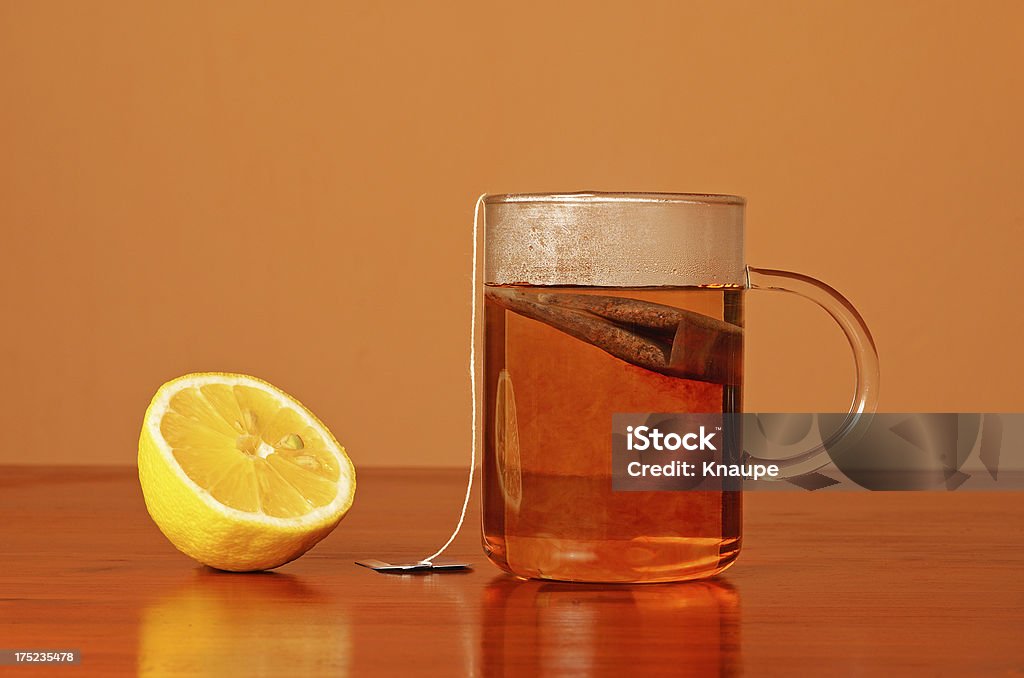 Bicchiere di tè con Bustina di tè e limone pezzo - Foto stock royalty-free di Alimentazione sana