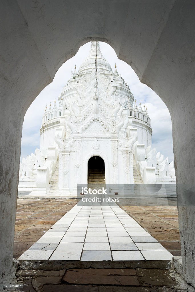 Biały Hsinbyume Pagoda w pobliżu Mingun, Myanmar - Zbiór zdjęć royalty-free (Asfalt)