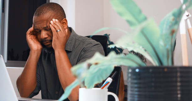 Black man, pain and headache at laptop in office with stress, vertigo and brain fog for business crisis. Frustrated, sick and tired worker at computer with fatigue, burnout and mistake of 404 glitch hombre negro, dolor y dolor de cabeza en la computadora portátil en la oficina con estrés, vértigo y niebla mental para la crisis empresarial. trabajador frustrado, enfermo y cansado en la computadora con fatiga, agotamiento y error de falla 404