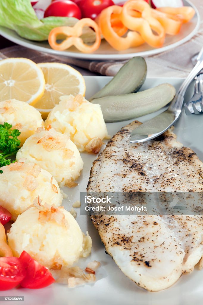 Filet z ryby z ziemniakami i warzyw - Zbiór zdjęć royalty-free (Bez ludzi)