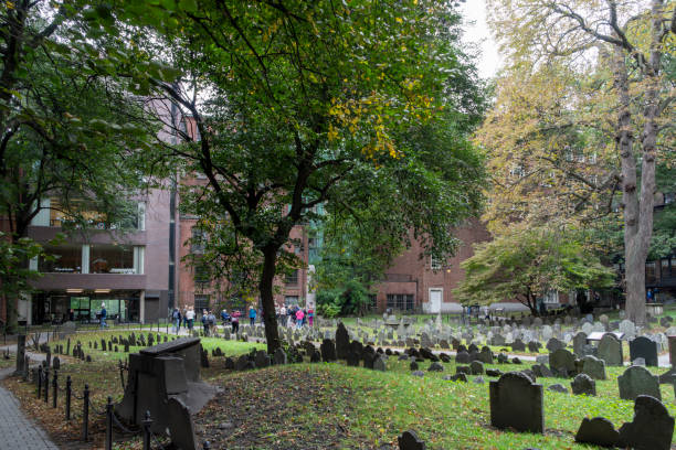 tumba de john hancock en el cementerio de granary en boston - boston declaration of independence history usa fotografías e imágenes de stock