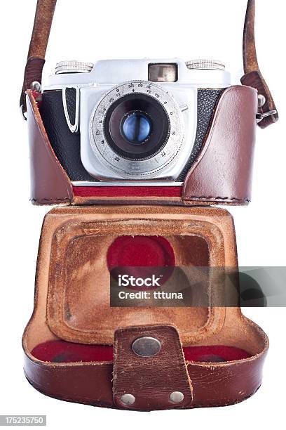 Vintage Câmera De 35 Mm Cortado Em Fundo Branco - Fotografias de stock e mais imagens de 1960-1969 - 1960-1969, Antigo, Antiguidade