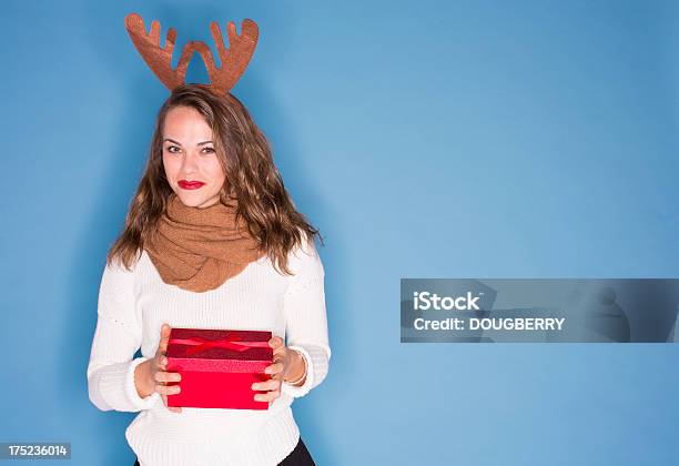 Foto de Mulher Com Um Presente e mais fotos de stock de 30-34 Anos - 30-34 Anos, Adulto, Adulto de idade mediana