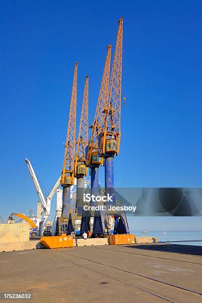 Baía De Walvis Guindastes De Torre Acoplar - Fotografias de stock e mais imagens de Amarelo - Amarelo, Ao Ar Livre, Armazém de Distribuição