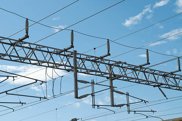tren eléctrico líneas de fuentes de alimentación y transmisión de acero de torre - nonconductor fotografías e imágenes de stock