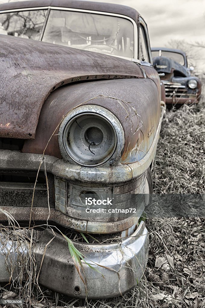 Old Fashioned auto abbandonate nel paese Centro di demolizione - Foto stock royalty-free di Arrugginito