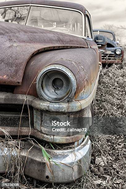 Old Fashioned Auto Abbandonate Nel Paese Centro Di Demolizione - Fotografie stock e altre immagini di Arrugginito