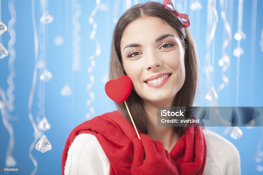 Mujer joven con el corazón. - Foto de stock de Alegre libre de derechos