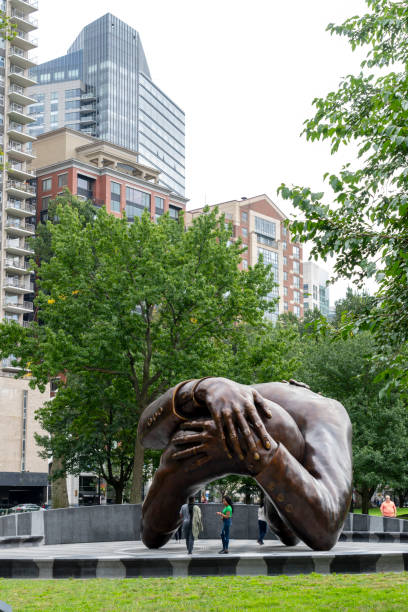 The embrace sculpture with tourist around it. The Embrace is a bronze sculpture by Hank Willis Thomas on Boston Common. The artwork commemorates Martin Luther King Jr. and Coretta Scott King, it is if the hug they shared after he was awarded the Nobel Peace Prize in 1964. Boston, Massachusetts, USA civil rights act stock pictures, royalty-free photos & images