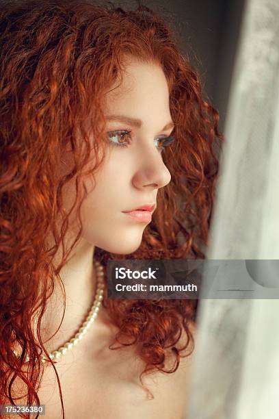 Attraente Donna Guardando Fuori Dalla Finestra - Fotografie stock e altre immagini di 16-17 anni - 16-17 anni, Adulto, Beautiful Woman