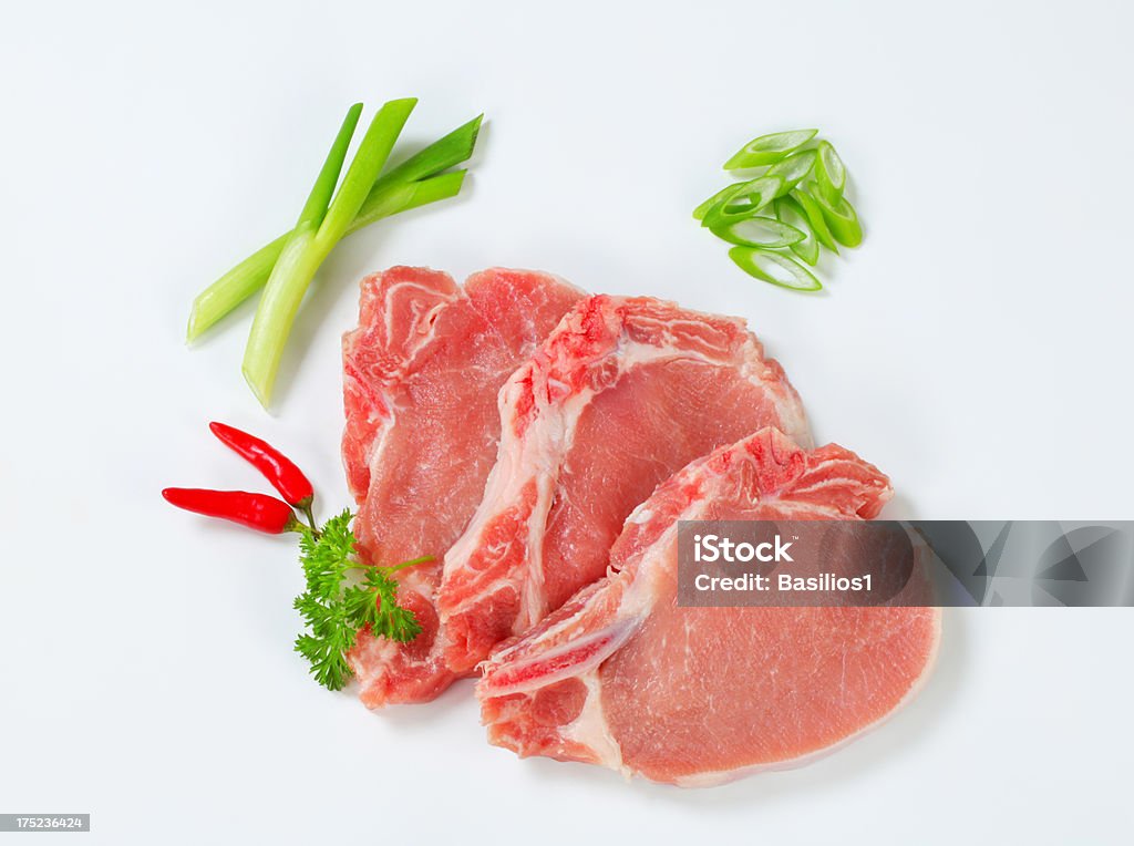 Costolette di maiale crudo con erbe - Foto stock royalty-free di Bistecca di manzo