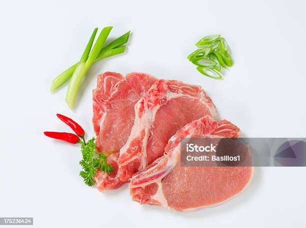 Foto de Raw Costeletas De Carne Suína Com Ervas e mais fotos de stock de Bife - Bife, Carne, Carne Sem Osso