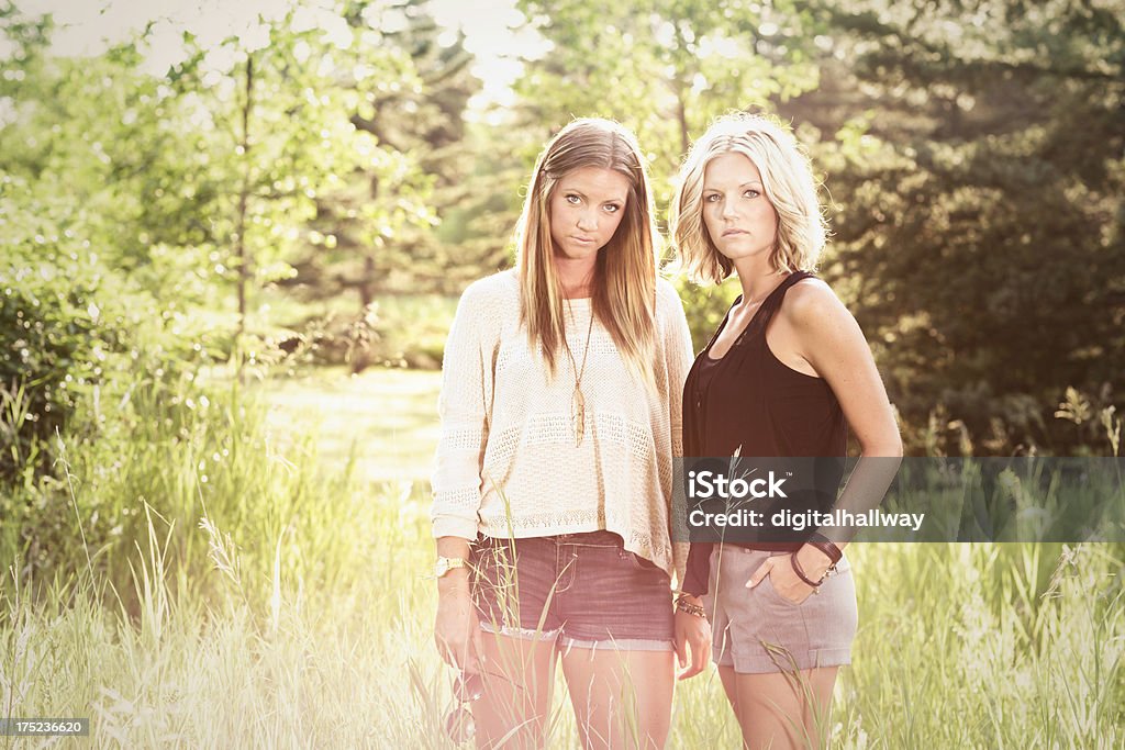 Hermosa mujer joven adulto Sisters - Foto de stock de 20-24 años libre de derechos