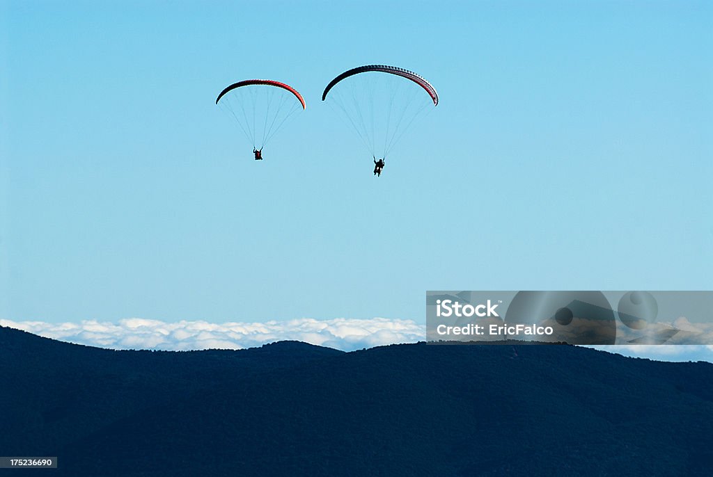 Paragliders a las montañas - Foto de stock de Azul libre de derechos