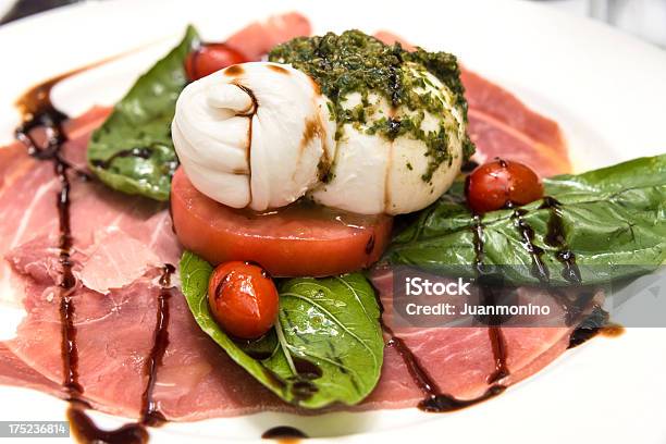 Burratta Con Italiana Prosciutto Foto de stock y más banco de imágenes de Antipasto - Antipasto, Alimento, Aperitivo - Plato de comida