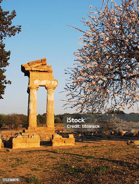 Foto de Templo De Castor E Pollux e mais fotos de stock de Agrigento - Agrigento, C. columellaris, Capitel