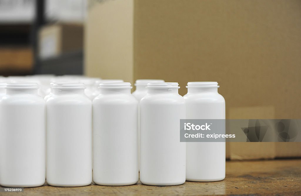 Frascos y caja - Foto de stock de Almacén de distribución libre de derechos