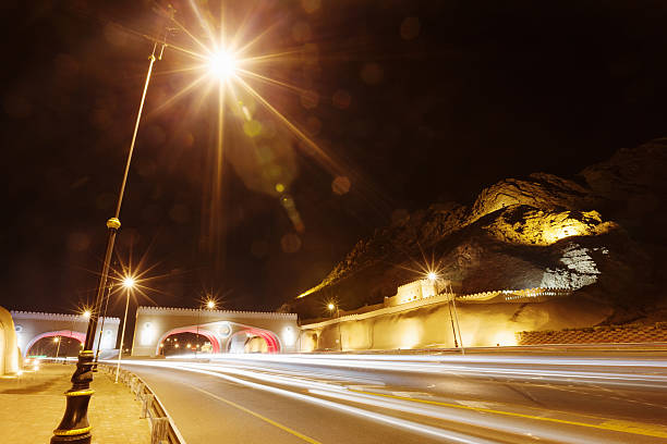 matrah город ворота оман шоссе ночью - middle east highway street night стоковые фото и изображения