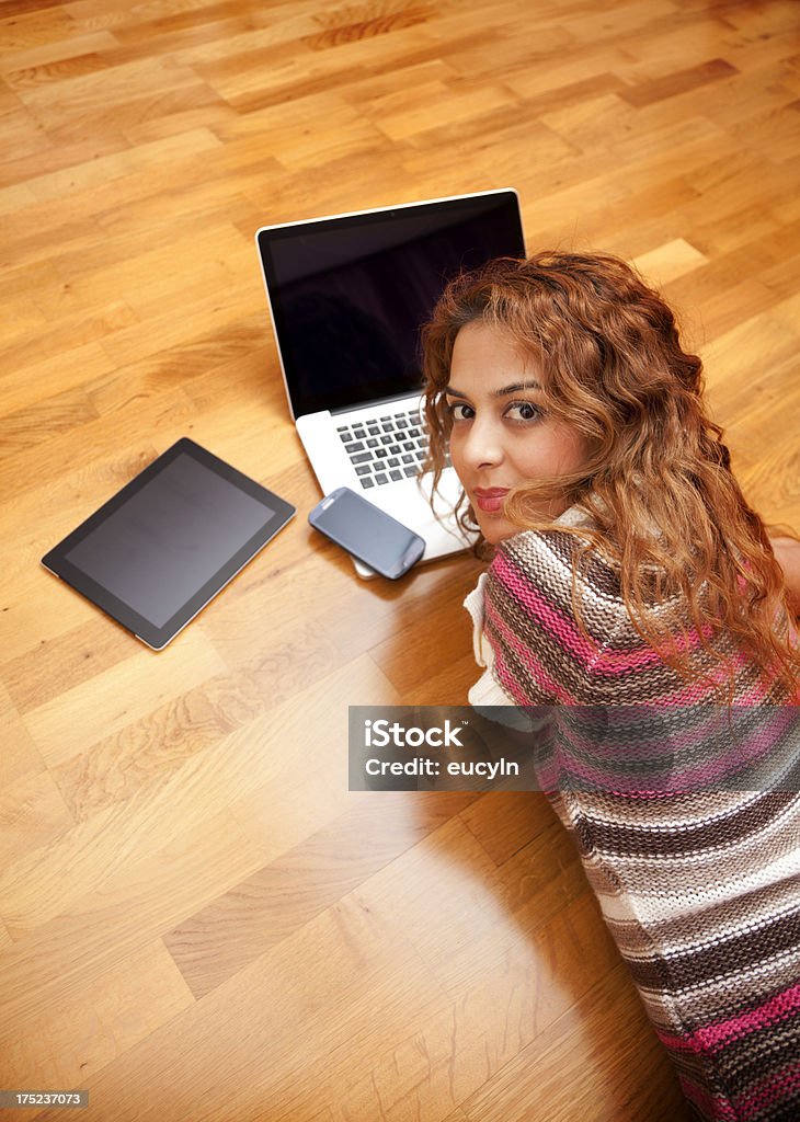 Heureuse femme travail - Photo de A la mode libre de droits