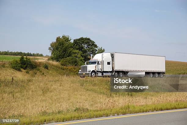 Branca Camião Ponto - Fotografias de stock e mais imagens de Ao Ar Livre - Ao Ar Livre, Atrelado de Carro, Autoestrada