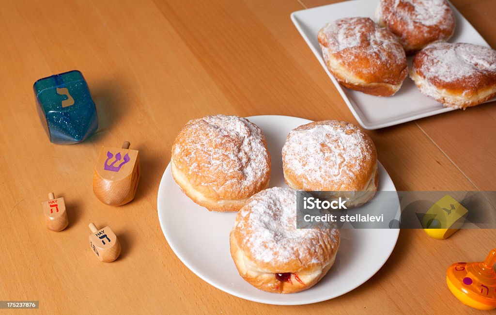 Sufganiyot- Hanukkah doces e dreidels - Foto de stock de Donut royalty-free