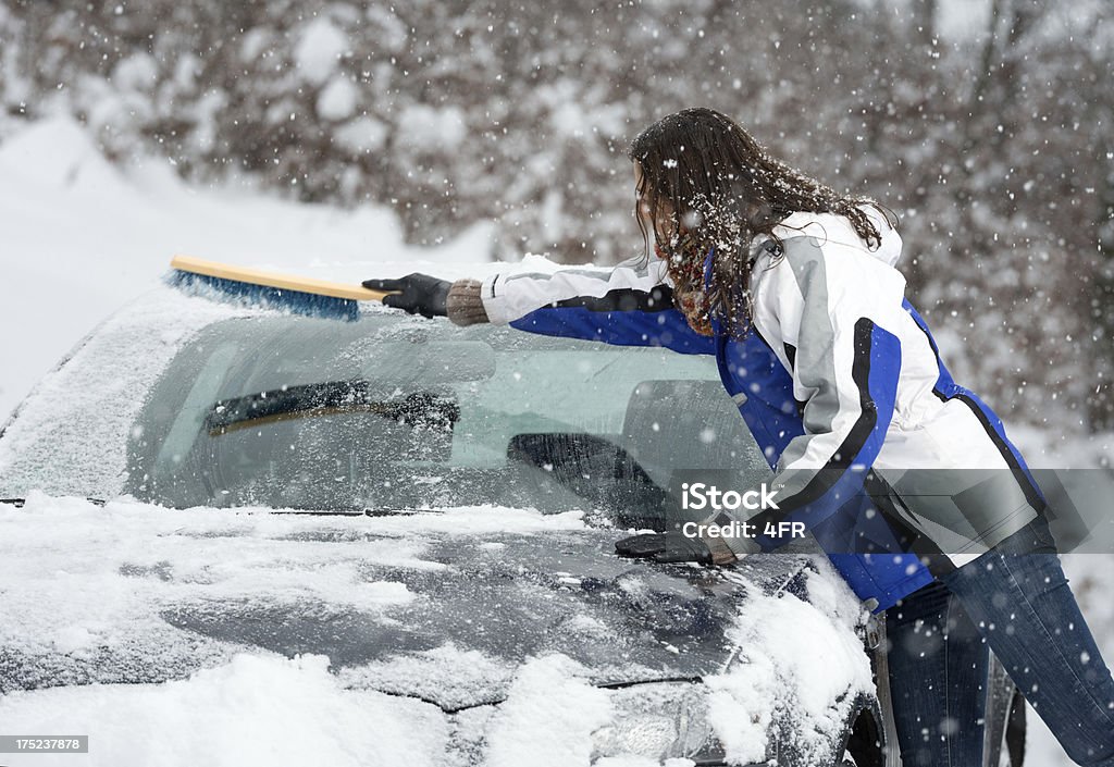 Mulher soltar seu carro de neve - Foto de stock de 20 Anos royalty-free