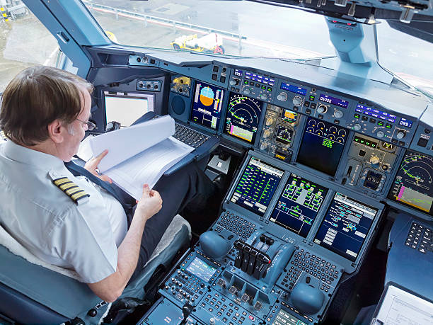 Pilotos en la cabina de mando del avión comercial - foto de stock