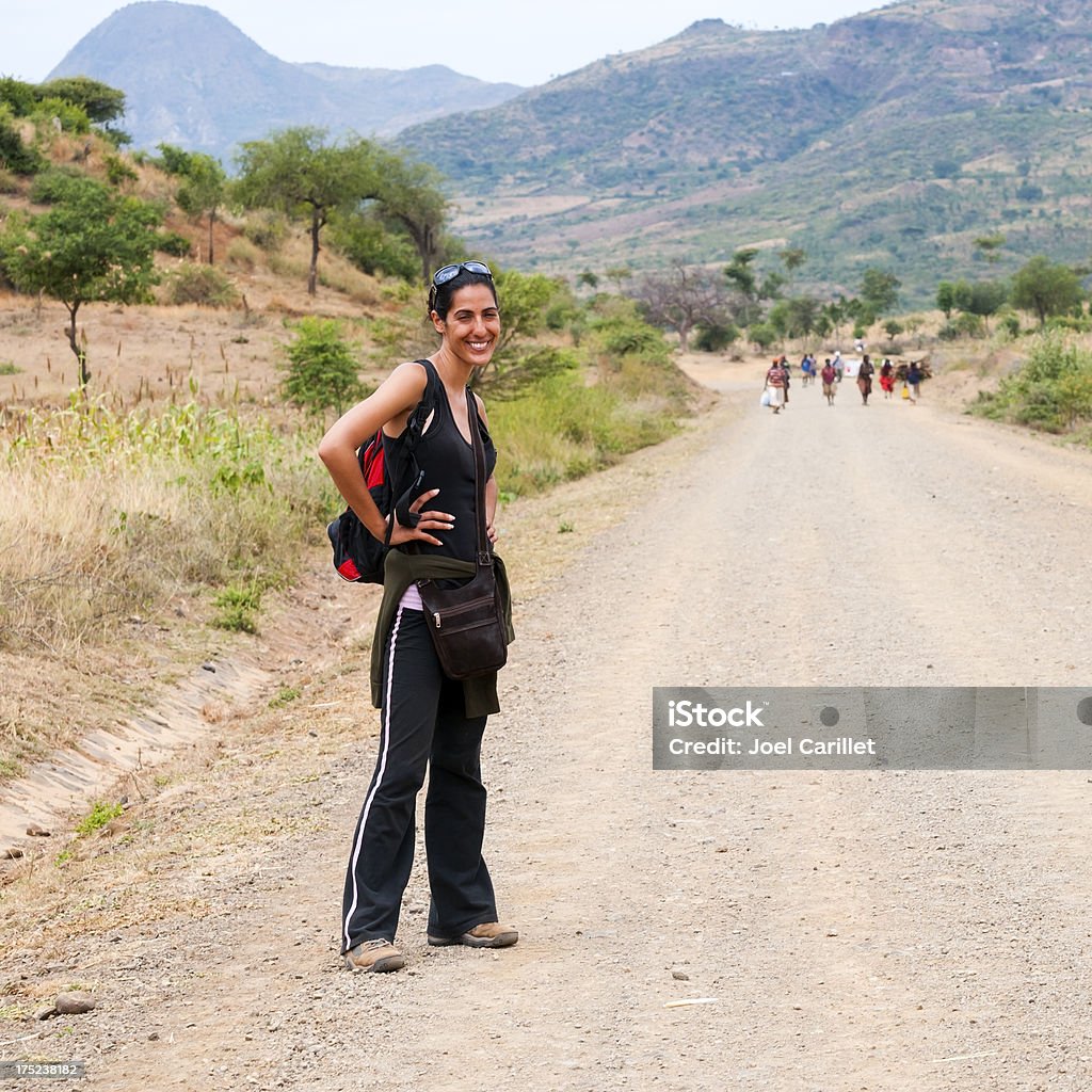 Escursionista in piedi su terreno strada viaggio in Etiopia - Foto stock royalty-free di Adulto