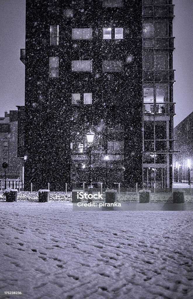 Edificio per uffici in forte tempesta di neve - Foto stock royalty-free di Ambientazione tranquilla