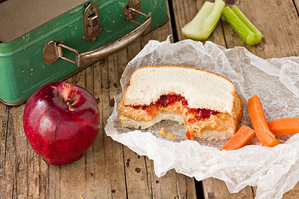 scolaire déjeuner équilibré - lunch box lunch red apple photos et images de collection